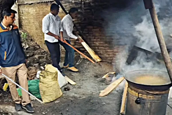 जालन्यात पोलिसांची मोठी कारवाई! कैकाडी मोहल्ल्यातील गावठी दारू अड्ड्यावर धाड, पावणे तीन लाखांचा मुद्देमाल जागीच नष्ट jalna police raid illegal liquor den