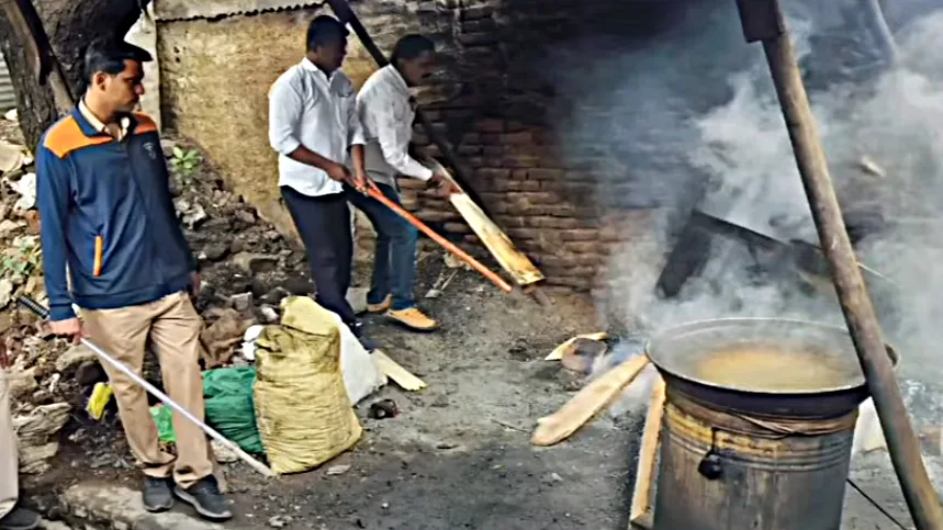 jalna police raid illegal liquor den